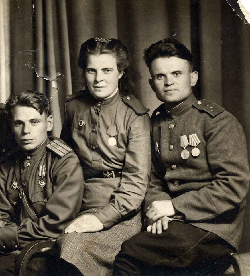 Род 1941 г. Семья военного. Фотокарточки военных лет. Солдат с семьей.